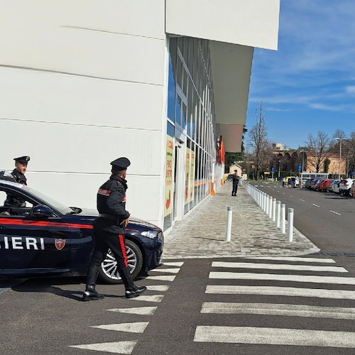 Rapinatore come Cenerentola, perde la scarpa durante la fuga: carabinieri lo rintracciano e lo arrestano