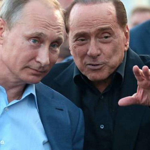 «Rapporti riallacciati con Putin, vodka per il mio compleanno». L'audio di Berlusconi fa discutere, poi la smentita 