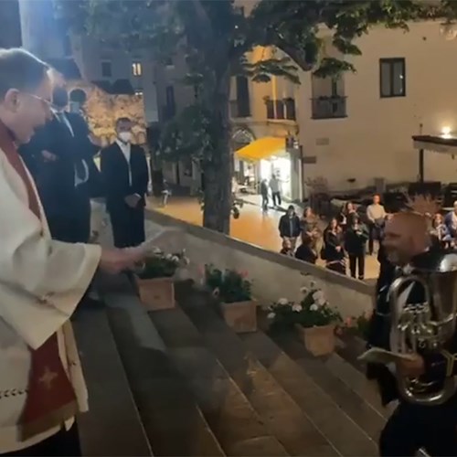 Ravello, al termine della processione di San Pantaleone il parroco inveisce contro un fedele: «Tu non sei venuto qui per pregare, tu mi odi»