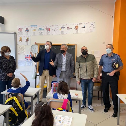 Ravello, il neo sindaco Vuilleumier a scuola per salutare gli alunni 
