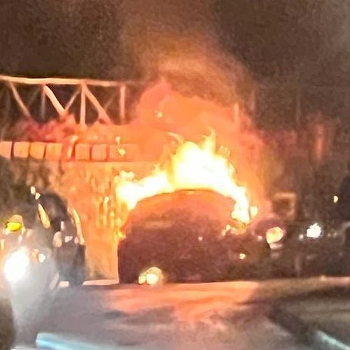 Ravello, paura per un'auto a gas in fiamme /foto /video
