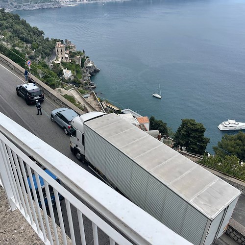 Ravello, troppo grande per tornanti della Costiera: autoarticolato bloccato dai carabinieri