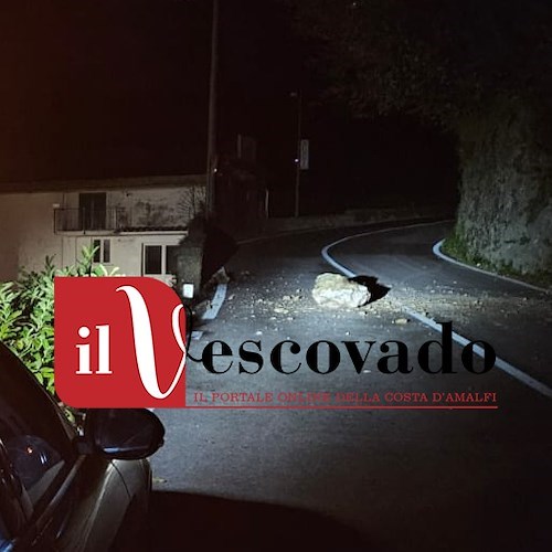 Ravello, una grossa pietra crolla in località Civita: sul posto i Carabinieri