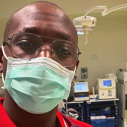 Razzismo a Lignano, medico insultato da paziente: «Non toccarmi nero, mi attacchi le malattie»