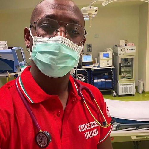 Razzismo a Lignano, medico insultato da paziente: «Non toccarmi nero, mi attacchi le malattie»