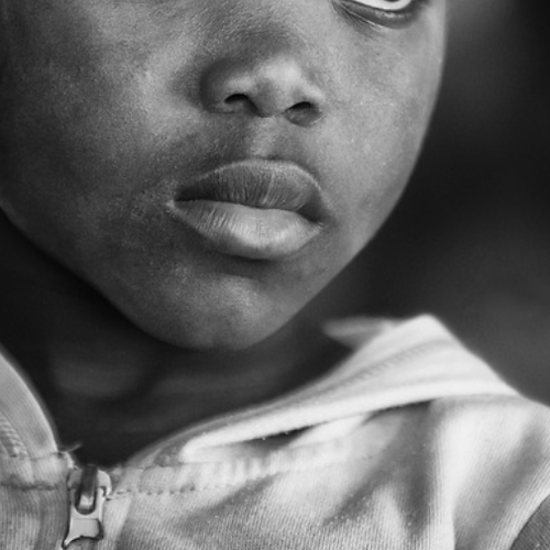 Razzismo a Pagani, lo sfogo di una madre: «Mio figlio di 6 anni deriso per il colore della pelle»