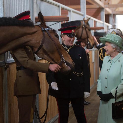 Re Carlo III venderà alcuni cavalli della Regina Elisabetta, tabloid inglesi: «Non ha la stessa passione della madre»