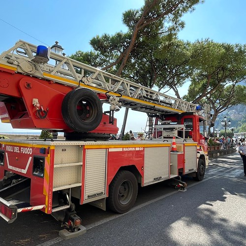 Recisi rami in bilico sulla Statale Amalfitana, traffico in tilt /foto