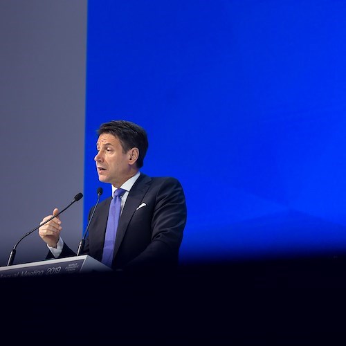 Reddito di cittadinanza, Conte: "Toglierlo mette a rischio futuro dei bambini"