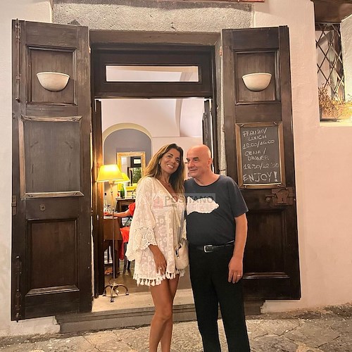 Relax ad Amalfi per Mietta: cena alla Taverna Buonvicino e passeggiata tra i vicoli della Repubblica Marinara