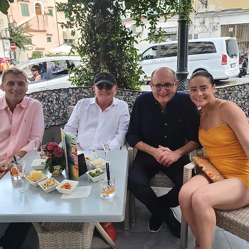 Relax in Costa d'Amalfi per Naomi Biden, la nipote del presidente USA alla scoperta della Divina 