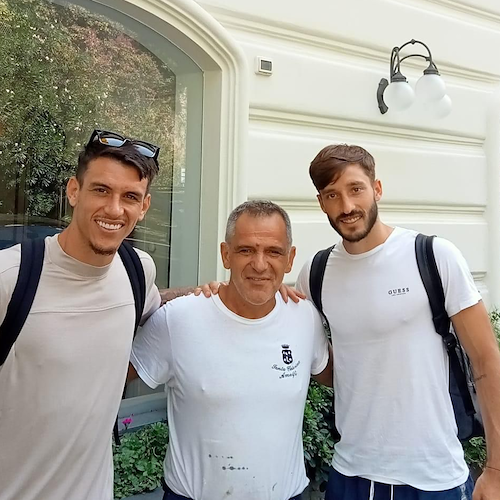 Relax post partita ad Amalfi per i calciatori della Roma Viña e Ibañez