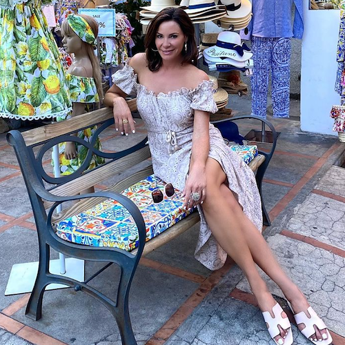 Relax tra Positano ed Amalfi per Luann de Lesseps, tra le conduttrici televisive più ricche e pagate al mondo