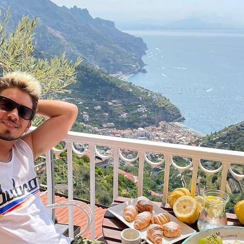 Relax tra Ravello e Positano per Matteo Pelusi, youtuber del duo "Matt & Bise" 