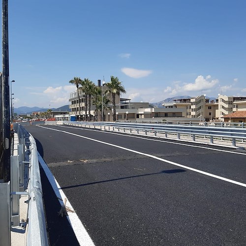Riaperto il Ponte sul torrente ASA a Pontecagnano, Strianese: «Salvata la stagione balneare»