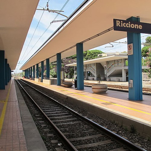 Riccione, due ragazze investite e uccise da un treno mentre attraversavano i binari