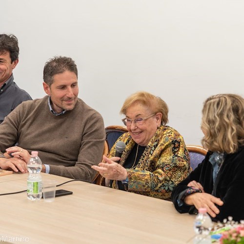 Ricordi ed emozioni alla presentazione de "La Mia Positano" di Flavia De Luise