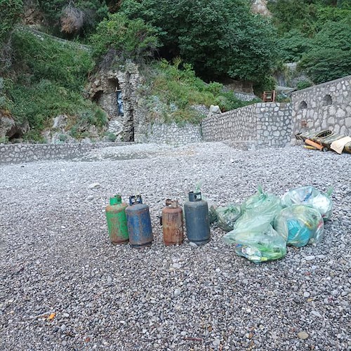 Rifiuti abbandonati a Crapolla, in spiaggia anche bombole di gas. Amp Punta Campanella: «Questo scempio non è più tollerabile»