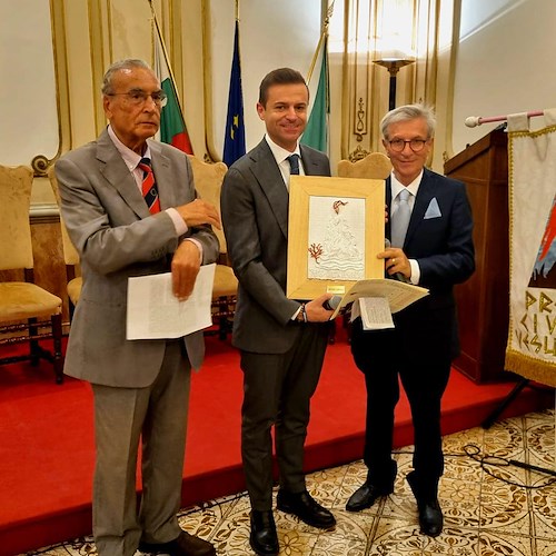 Rilanciare il turismo e valorizzare l'ospitalità, Sindaco di Sorrento riceve il "Premio Civiltà Vesuviana" 