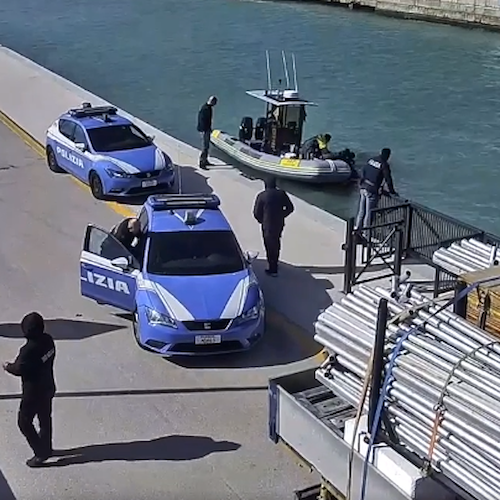 Rimini, donna in stato di incoscienza nelle acque del porto: salvata da poliziotto eroe 