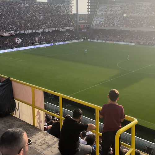 Rimproverato con durezza durante Salernitana-Spezia, tifoso con grave patologia colpito da malore: la denuncia 