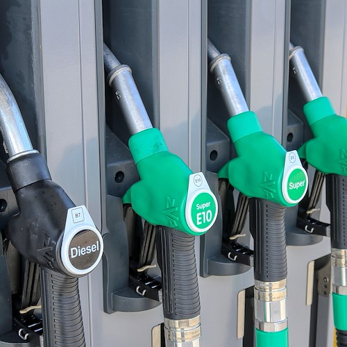 Rincari di agosto, il prezzo della benzina non si ferma. Codacons: "Denunceremo il Mef"