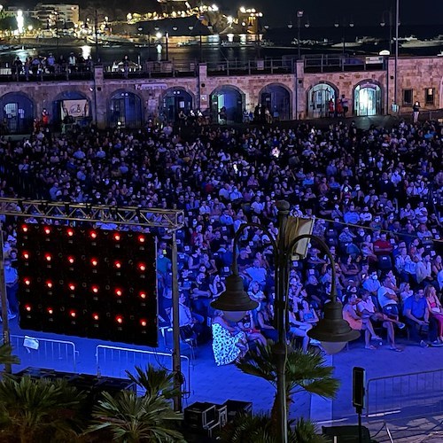 Risate e applausi a Maiori per "Che Coppia Noi Tre", poi Biagio Izzo e Stefano De Martino si fermano a cena da Masaniello