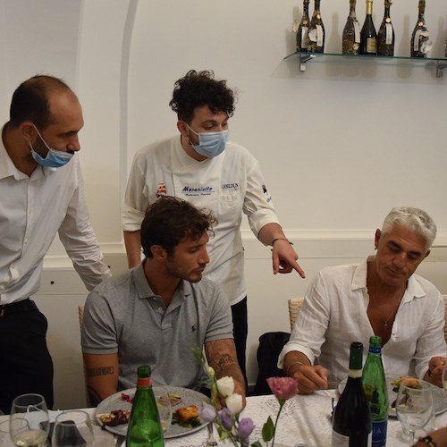 Risate e applausi a Maiori per "Che Coppia Noi Tre", poi Biagio Izzo e Stefano De Martino si fermano a cena da Masaniello
