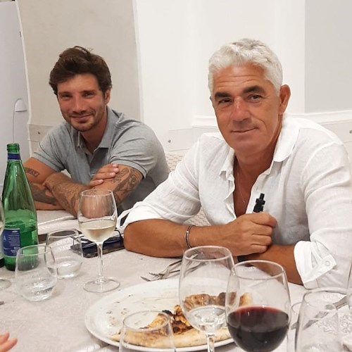 Risate e applausi a Maiori per "Che Coppia Noi Tre", poi Biagio Izzo e Stefano De Martino si fermano a cena da Masaniello