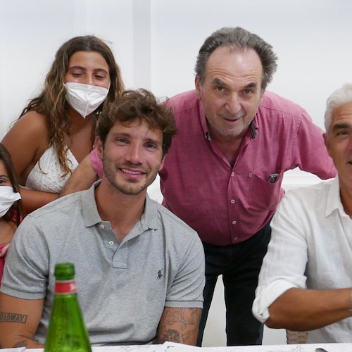 Risate e applausi a Maiori per "Che Coppia Noi Tre", poi Biagio Izzo e Stefano De Martino si fermano a cena da Masaniello