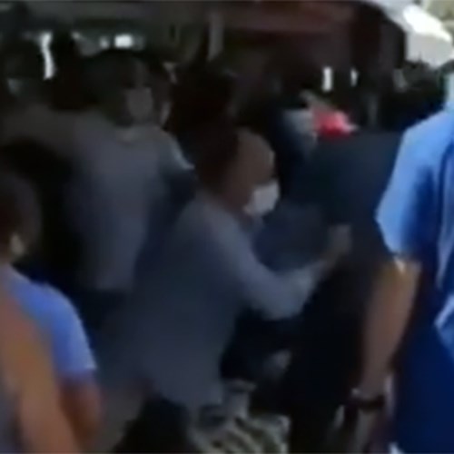Rivolta dei passeggeri contro un turista straniero: abbassa la mascherina per sfida, non lo fanno più risalire sul traghetto