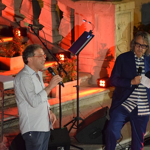 Roberto Vecchioni incanta Minori con la sua voce: «Perla incomparabile della bellezza mediterranea» /Foto /Video