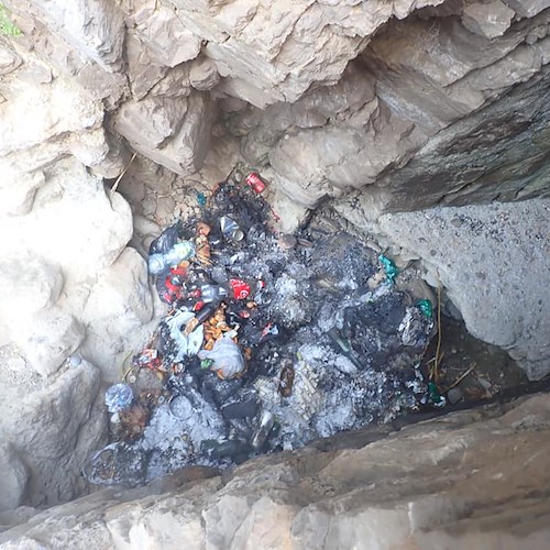 Rogo di rifiuti sulla spiaggia di Crapola a due giorni dalla pulizia, la rabbia di Amp Punta Campanella 