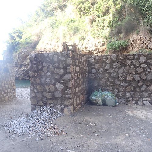 Rogo di rifiuti sulla spiaggia di Crapola a due giorni dalla pulizia, la rabbia di Amp Punta Campanella 