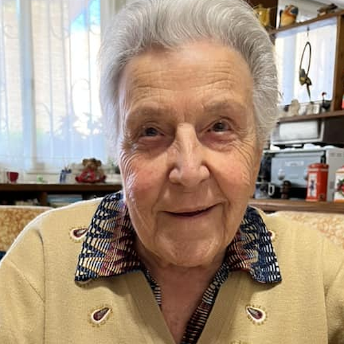 Roma, a 97 anni Nonna Fiorella cerca i suoi compagni di classe: dopo appello social qualcuno le risponde
