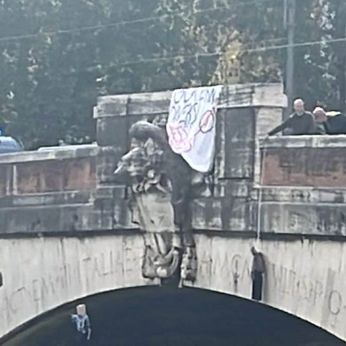 Roma, al corteo degli studenti impiccati due manichini raffiguranti La Russa e Fontana