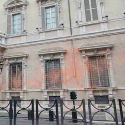 Roma, ambientalisti imbrattano la facciata del Senato. La Russa: «Atto che offende le istituzioni»