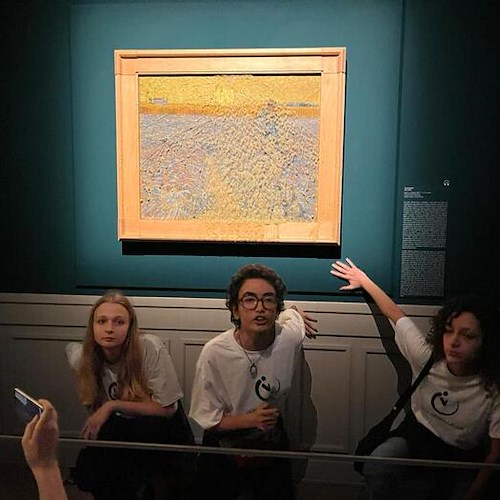 Roma, ambientalisti imbrattano quadro di Van Gogh. Meloni: «Semplice e puro vandalismo» 