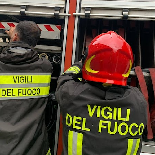 Roma, bimbo chiuso in auto: salvato da vigili del fuoco. Si cercano i genitori 