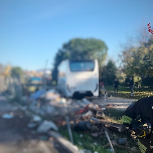 Roma, bus con 41 bambini finisce fuori strada: tre feriti. Ipotesi malore dell'autista