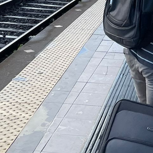 Roma, cerca di recuperare il trolley incastratosi nei binari: uomo travolto da un treno alla stazione Termini 