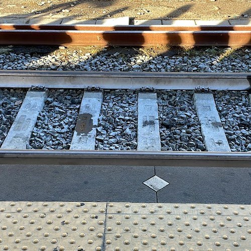 Roma, cerca di recuperare il trolley incastratosi nei binari: uomo travolto da un treno alla stazione Termini 