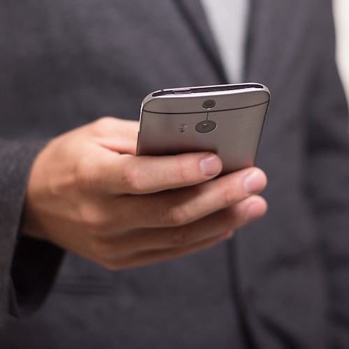 Uomo con il cellulare<br />&copy; niekverlaan su Pixabay