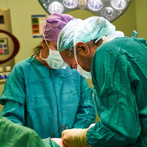 Roma, finto medico operava senza laurea da 15 anni: per colpa sua paziente perde la mano