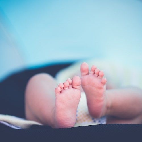 Roma, neonato muore dopo una circoncisione in casa: fermate due donne, indagata la madre 