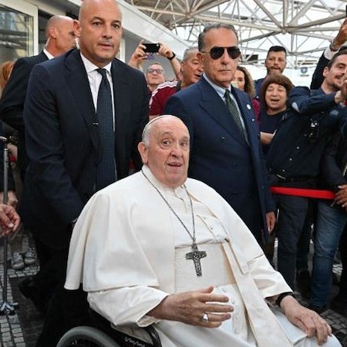 Roma, Papa Francesco lascia il policlinico Gemelli tra gli applausi dei pazienti