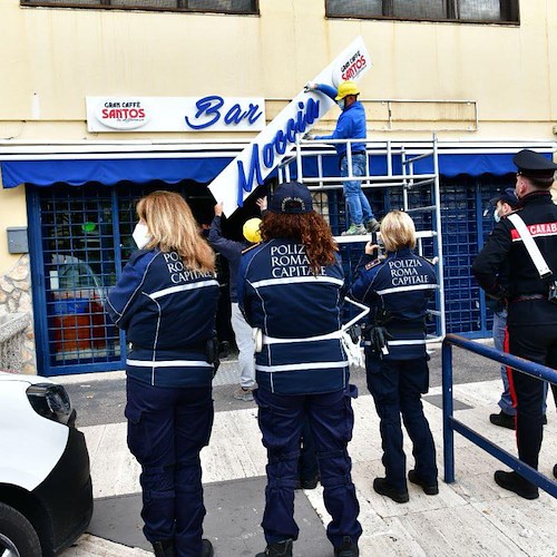 Roma: rimossa l'insegna al Bar Moccia, base logistica e operativa di traffico di stupefacenti