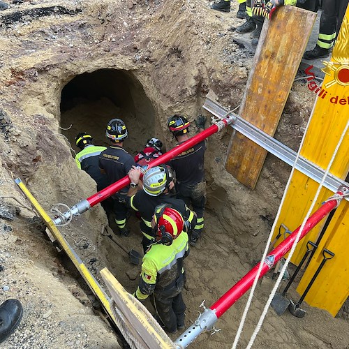 Roma, scavano tunnel ma uno di loro resta incastrato sotto terra. Ipotesi colpo in banca a Ferragosto