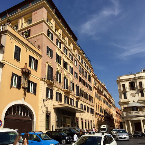 Roma, si finge tecnico e deruba ospiti all'Hotel Hassler di gioielli per 200mila euro