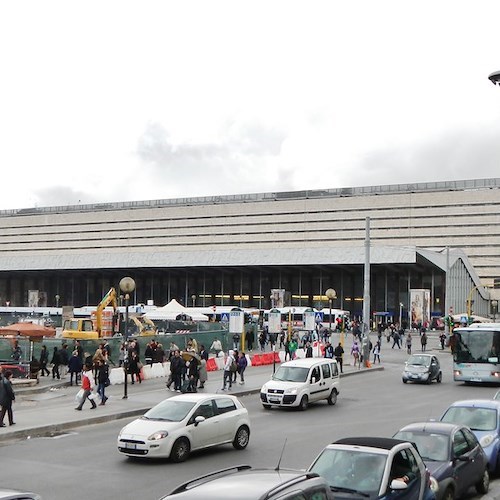 Roma Termini, uomo di 46 anni in gravissime condizioni dopo essere stato accoltellato da 3 uomini